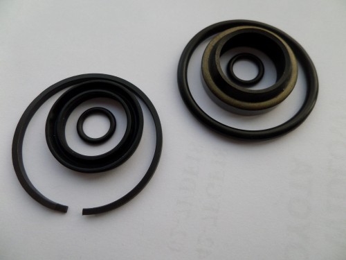 KOMPLET USZCZELNIEŃ SIŁOWNIKA SKRĘTU 5,6 FG15-25