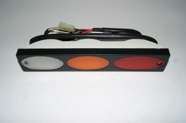 LAMPA TYLNA NISSAN D01, D02
